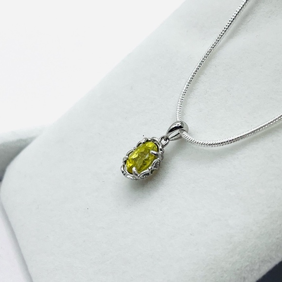 1.06 CT Oval Cut Natural Yellowish Sphene Pendant Necklace Sterling Silver - Picture 3 of 7
